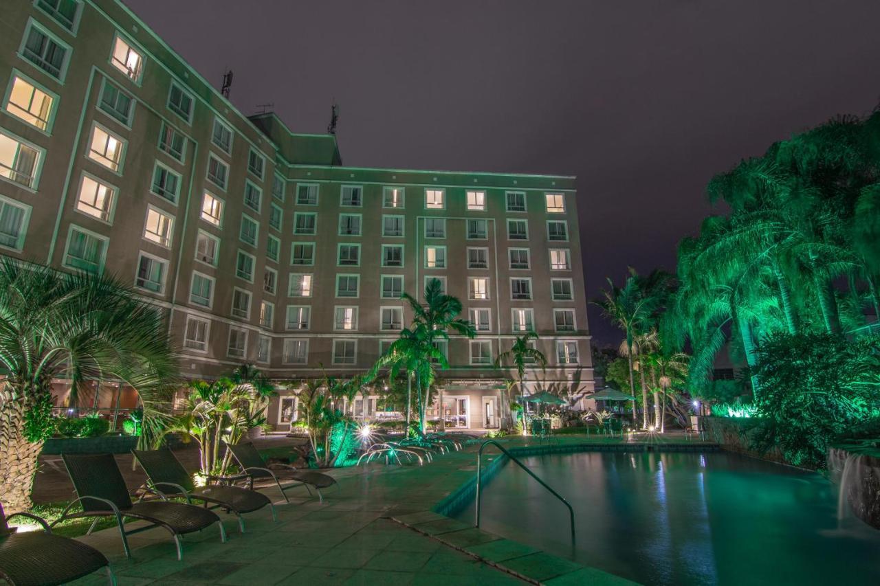 Hotel Deville Prime Πόρτο Αλέγκρε Εξωτερικό φωτογραφία The hotel's pool at night