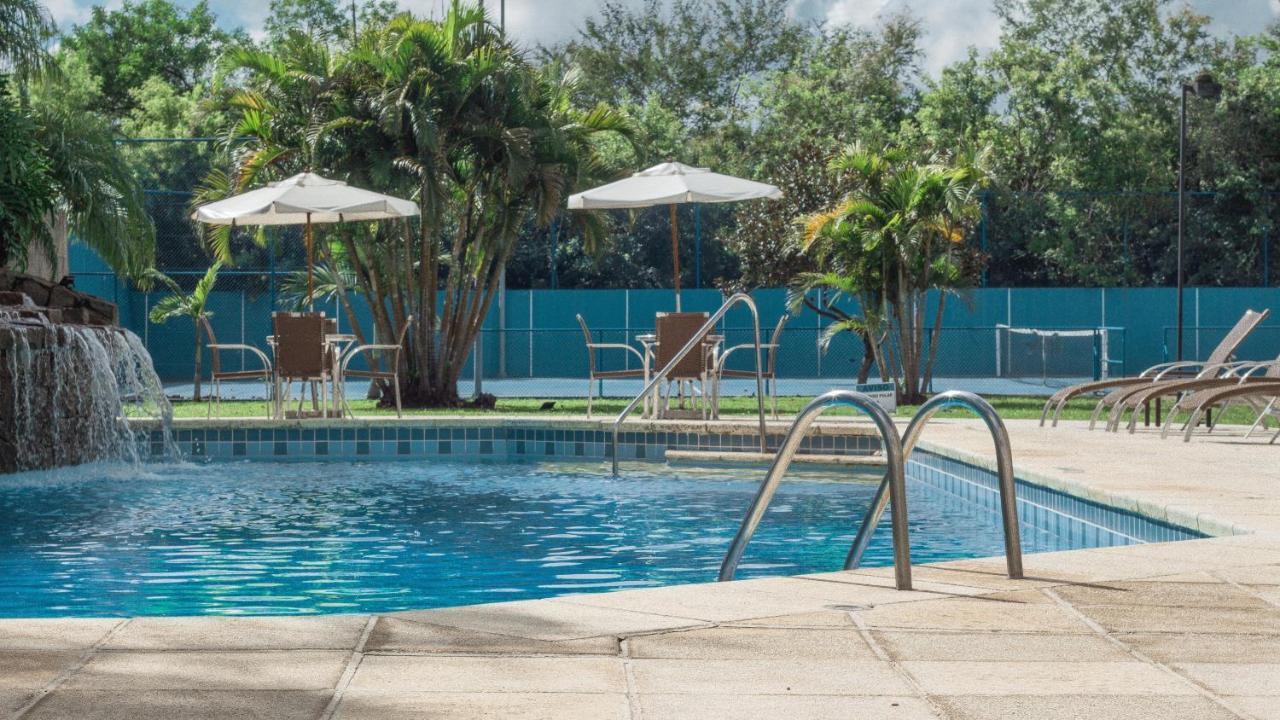 Hotel Deville Prime Πόρτο Αλέγκρε Εξωτερικό φωτογραφία Swimming pool at the hotel
