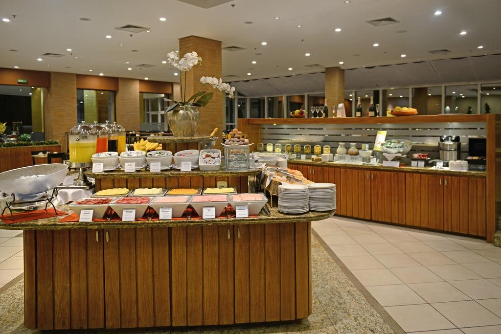 Hotel Deville Prime Πόρτο Αλέγκρε Εξωτερικό φωτογραφία A buffet at a hotel